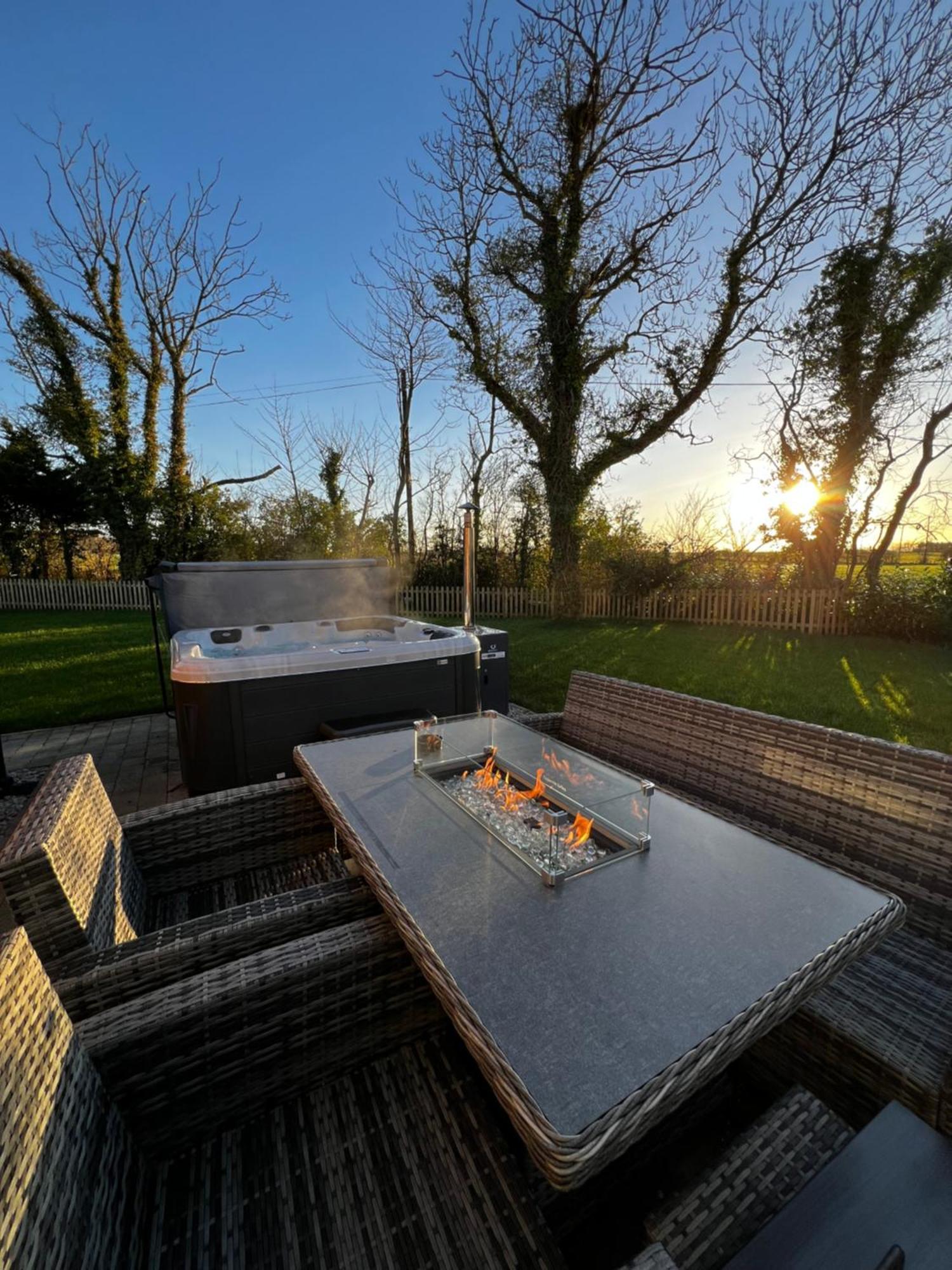 The Farmhouse At Corrstown Village ポートラッシュ エクステリア 写真